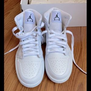 Air Jordan 1 Mid Brand new. Neve worn women size 7